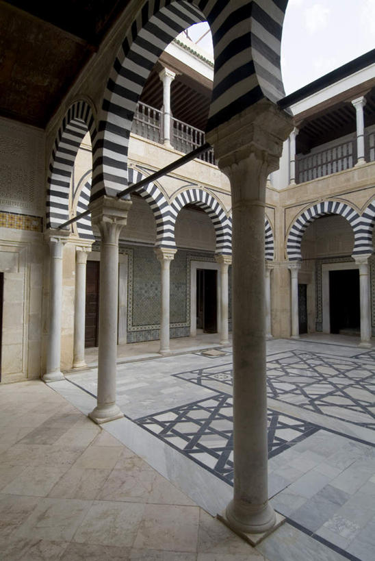 无人,家,栏杆,露台,竖图,室外,白天,正面,度假,美景,别墅,阳台,城市风光,城市,非洲,突尼斯,一排,阴影,整齐,并列,并排,光线,瓷砖,地砖,影子,柱子,房屋,墙,屋子,景观,公寓,围栏,地面,娱乐,洋房,护栏,楼房,墙壁,墙面,住宅,排列,蓝色,蓝天,天空,阳光,天,享受,休闲,景色,放松,晴朗,队列,平行,北非,万里无云,阿非利加洲,突尼斯共和国,凯鲁万,晴空,晴空万里,彩图,房子,露天阳台