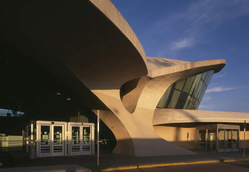 无人,高楼大厦,机场,横图,室外,白天,正面,度假,办公楼,美景,城市风光,城市,大厦,飞机场,建筑,摩天大楼,写字楼,纽约,美国,阴影,光线,影子,景观,云,云朵,云彩,娱乐,蓝色,白云,蓝天,天空,阳光,楼宇,天,享受,休闲,商务楼,景色,放松,晴朗,北美,北美洲,美洲,纽约州,帝国之州,帝国州,北亚美利加洲,亚美利加洲,肯尼迪国际机场,纽约肯尼迪机场,纽约约翰.菲茨杰拉德.肯尼迪国际机场,航空站,空港,晴空,彩图,大楼,高层建筑,高楼,摩天楼