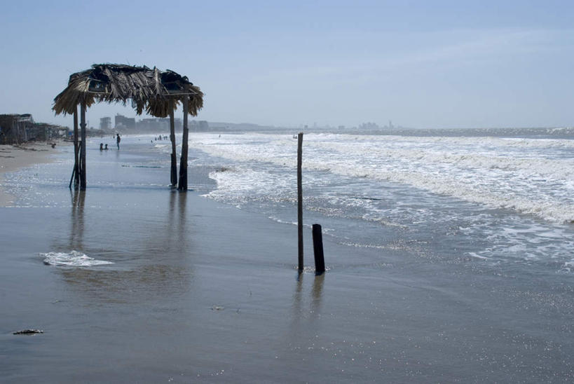 西方人,横图,室外,白天,正面,旅游,度假,美景,沙滩,欧洲,哥伦比亚,欧洲人,阴影,光线,沙子,影子,屋顶,海岸,景观,水平线,云,云朵,辽阔,海平线,沙地,许多人,云彩,顶棚,娱乐,蓝色,白云,蓝天,天空,阳光,自然,天,一群人,享受,休闲,广阔,景色,南美,放松,一望无际,南美洲,拉丁美洲,自然风光,美洲,卡塔赫纳,亚美利加洲,南亚美利加洲,哥伦比亚共和国,无边无际,一马平川,男人,男性,年轻男性,年轻女性,女人,女性,白种人,海滩,彩图,全身,茅屋,水天相接,水天一线