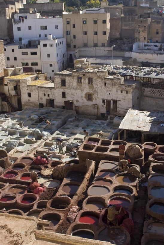 西方人,站,竖图,俯视,室外,白天,旅游,度假,窗户,标志建筑,地标,建筑,欧洲,非洲,摩洛哥,黑人,欧洲人,一排,阴影,整齐,光线,影子,墙,屋顶,皮革,许多人,顶棚,娱乐,建设,玻璃窗,墙壁,墙面,排列,阳光,站着,一群人,享受,休闲,旅游胜地,放松,队列,染缸,阿非利加洲,摩洛哥王国,男人,男性,中年男性,非洲人,站立,彩图,高角度拍摄,全身