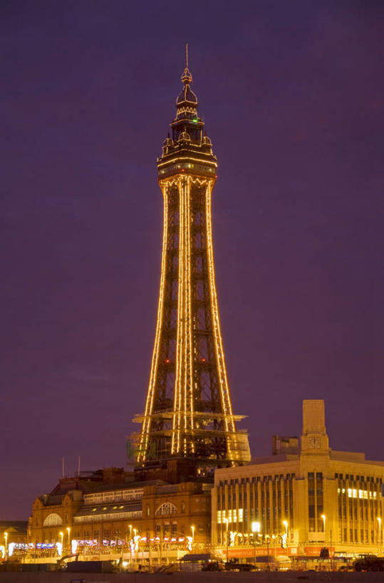 无人,游乐园,高楼大厦,竖图,室外,白天,正面,度假,美景,日落,窗户,城市风光,城市,大厦,建筑,路灯,摩天大楼,游乐场,照明,英国,欧洲,阴影,光线,影子,墙,屋顶,景观,晚霞,霞光,落日,塔,灯光,顶棚,娱乐,英格兰,玻璃窗,墙壁,墙面,灯,黄昏,楼宇,享受,休闲,景色,彩霞,放松,照亮,照明设备,西欧,大不列颠,大不列颠及北爱尔兰联合王国,乐园,大不列颠联合王国,日不落英帝国,布莱克浦,布莱克浦塔,兰开夏郡,夕照,夕阳,彩图,大楼,高层建筑,高楼,摩天楼,斜阳