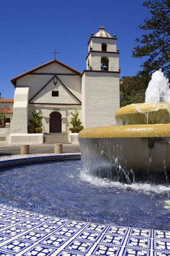 无人,教堂,竖图,室外,白天,正面,旅游,度假,植物,标志建筑,地标,建筑,美国,阴影,节日,光线,瓷砖,地砖,影子,地面,文化,娱乐,建设,树,树木,蓝色,绿色,蓝天,天空,阳光,自然,天,祈祷,享受,休闲,健康,旅游胜地,放松,许愿,宗教,信仰,生长,晴朗,成长,纪念,祈求,北美,北美洲,加利福尼亚,美洲,信念,加州,加利福尼亚州,万里无云,金州,黄金州,北亚美利加洲,亚美利加洲,文图拉县,平安,晴空,晴空万里,彩图,大教堂,礼拜堂