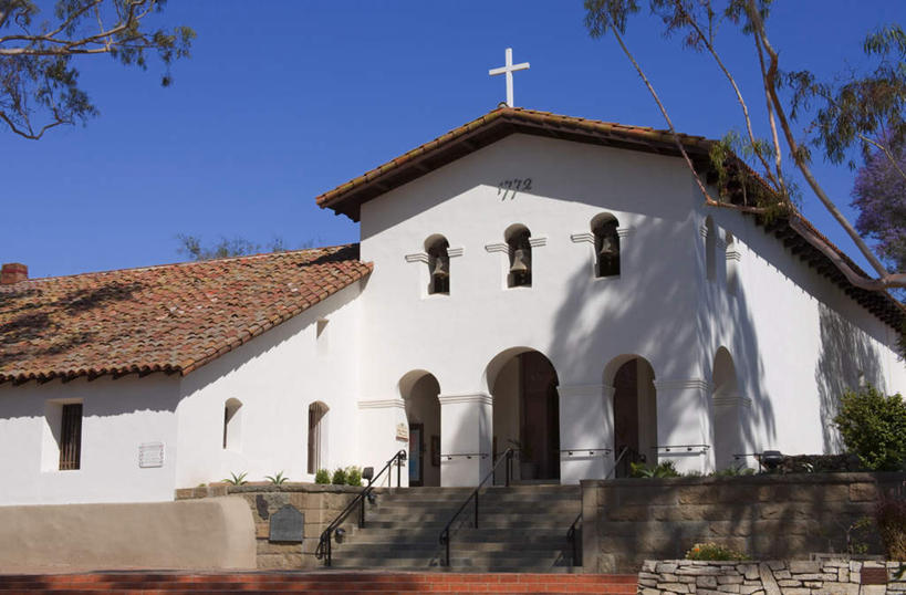 无人,教堂,横图,室外,白天,仰视,旅游,度假,植物,门,标志建筑,地标,建筑,美国,阴影,节日,光线,十字架,瓦片,影子,墙,屋顶,拱门,顶棚,瓦,文化,娱乐,建设,墙壁,墙面,树,树木,祈愿,蓝色,绿色,蓝天,天空,阳光,自然,门框,天,祈祷,享受,休闲,健康,旅游胜地,放松,许愿,宗教,建造,信仰,生长,晴朗,成长,纪念,祈求,信号,北美,北美洲,基督教,天主教,加利福尼亚,美洲,报时,信念,加州,屋瓦,加利福尼亚州,万里无云,圣路易斯.奥比斯波,金州,黄金州,北亚美利加洲,亚美利加洲,召集,圣路易斯奥比斯波,圣路易斯.奥比斯波县,鸣钟,平安,钟,晴空,晴空万里,彩图,低角度拍摄,大教堂,礼拜堂