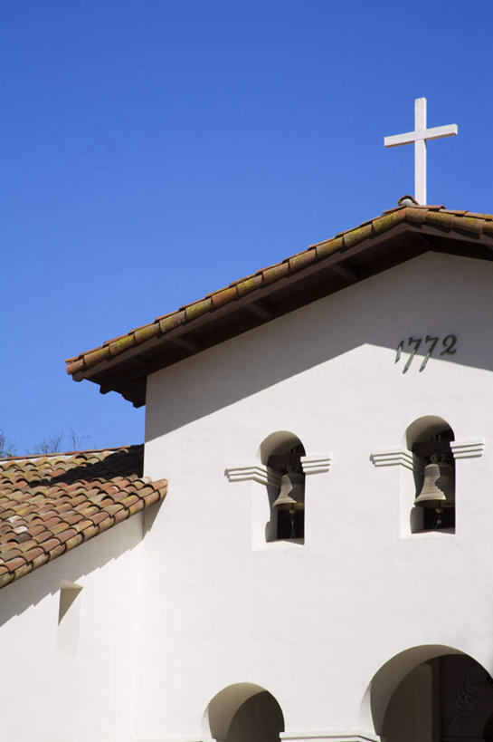 无人,教堂,竖图,室外,特写,白天,仰视,旅游,度假,门,标志建筑,地标,建筑,美国,阴影,节日,光线,十字架,瓦片,影子,墙,屋顶,拱门,顶棚,瓦,文化,娱乐,建设,墙壁,墙面,祈愿,蓝色,蓝天,天空,阳光,门框,天,祈祷,享受,休闲,健康,旅游胜地,放松,许愿,宗教,建造,信仰,晴朗,纪念,祈求,信号,北美,北美洲,基督教,天主教,加利福尼亚,美洲,报时,信念,加州,屋瓦,加利福尼亚州,万里无云,圣路易斯.奥比斯波,金州,黄金州,北亚美利加洲,亚美利加洲,召集,圣路易斯奥比斯波,圣路易斯.奥比斯波县,鸣钟,平安,钟,晴空,晴空万里,彩图,低角度拍摄,大教堂,礼拜堂