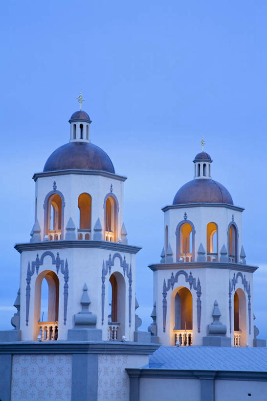 无人,教堂,竖图,室外,白天,正面,旅游,度假,门,标志建筑,城市,地标,建筑,美国,阴影,节日,光线,影子,墙,拱门,灯光,文化,娱乐,建设,墙壁,墙面,蓝色,蓝天,天空,黄昏,门框,天,祈祷,享受,休闲,健康,旅游胜地,放松,许愿,宗教,信仰,晴朗,纪念,祈求,亚利桑那,北美,北美洲,基督教,天主教,美洲,信念,亚利桑那州,万里无云,大峡谷之州,北亚美利加洲,亚美利加洲,土桑,薄暮,平安,晴空,晴空万里,彩图,傍晚,大教堂,礼拜堂