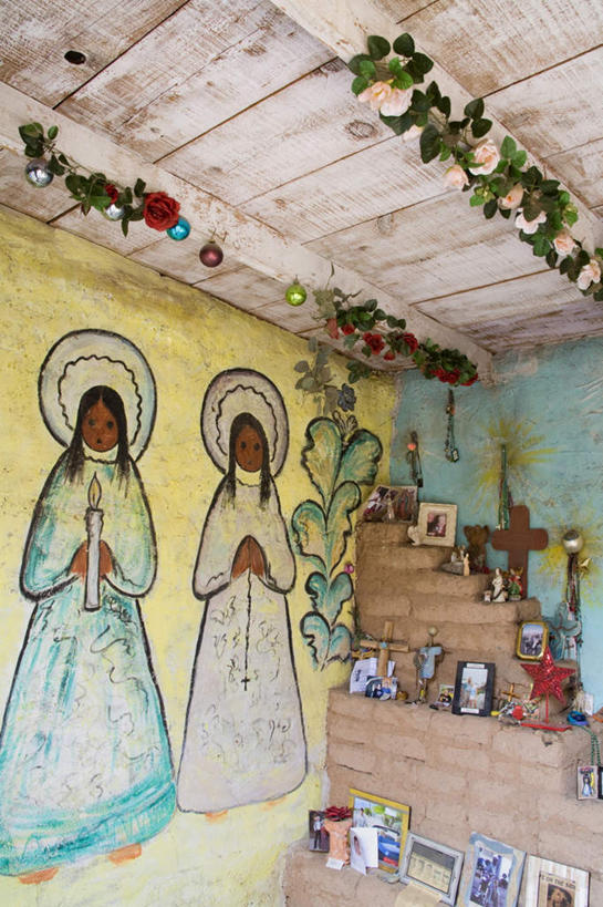 无人,教堂,竖图,室内,白天,正面,旅游,度假,绘画,标志建筑,城市,地标,建筑,美国,一排,节日,艺术,整齐,装饰,盛开,香炉,墙,艺术品,花蕾,文化,娱乐,建设,壁画,墙壁,墙面,花,花瓣,花朵,鲜花,排列,工艺品,花苞,花蕊,祈祷,享受,休闲,健康,旅游胜地,放松,许愿,宗教,信仰,纪念,工艺,华丽,修饰,祈求,美术,祭奠,祭祀,点缀,亚利桑那,北美,北美洲,基督教,队列,天主教,美洲,祭坛,信念,亚利桑那州,大峡谷之州,北亚美利加洲,亚美利加洲,衬托,美观,雅致,雅观,土桑,敬拜,平安,画画,彩图,大教堂,礼拜堂