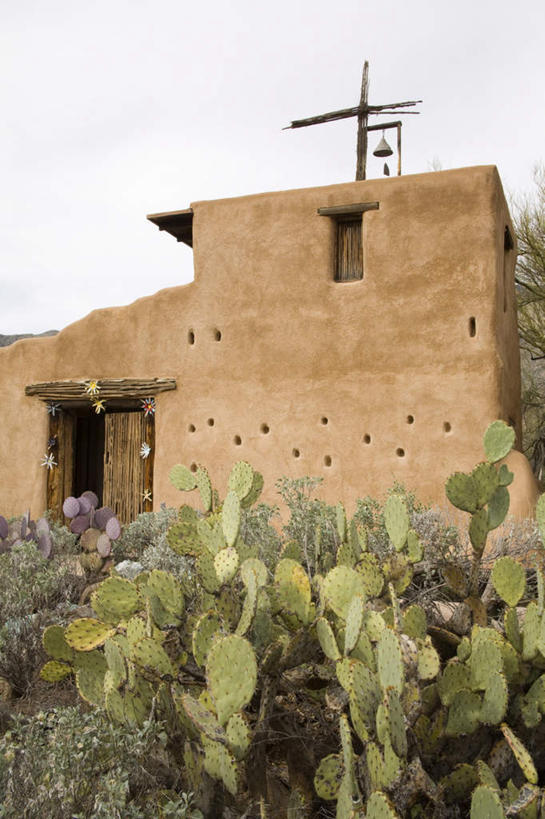 无人,教堂,竖图,室外,白天,正面,旅游,度假,沙漠,植物,标志建筑,城市,地标,建筑,仙人掌,美国,阴影,节日,光线,火焰,十字架,影子,草药,文化,娱乐,建设,中药,蓝色,蓝天,天空,阳光,天,祈祷,享受,休闲,健康,旅游胜地,放松,许愿,宗教,信仰,晴朗,纪念,祈求,亚利桑那,北美,北美洲,基督教,天主教,美洲,药材,中草药,信念,亚利桑那州,中药材,本草,万里无云,大峡谷之州,牛舌头,北亚美利加洲,亚美利加洲,土桑,平安,大漠,砂漠,晴空,晴空万里,玉芙蓉,仙巴掌,火掌,霸王树,彩图,大教堂,礼拜堂