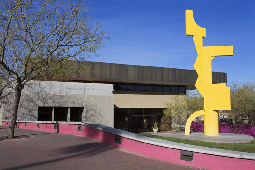 无人,博物馆,横图,室外,白天,仰视,旅游,度假,植物,标志建筑,城市,地标,建筑,雕塑,美国,阴影,研究,艺术,装饰,盛开,光线,雕刻,雕像,影子,教育,花蕾,娱乐,建设,花,花瓣,花朵,鲜花,树,树木,黄色,蓝色,绿色,蓝天,天空,阳光,自然,工艺品,天,花苞,花蕊,享受,休闲,旅游胜地,放松,生长,晴朗,成长,纪念,展览,美术,亚利桑那,北美,北美洲,欣赏,主题,美洲,陈列,亚利桑那州,万里无云,大峡谷之州,功能,美学,北亚美利加洲,亚美利加洲,土桑,典藏,晴空,晴空万里,彩图,低角度拍摄