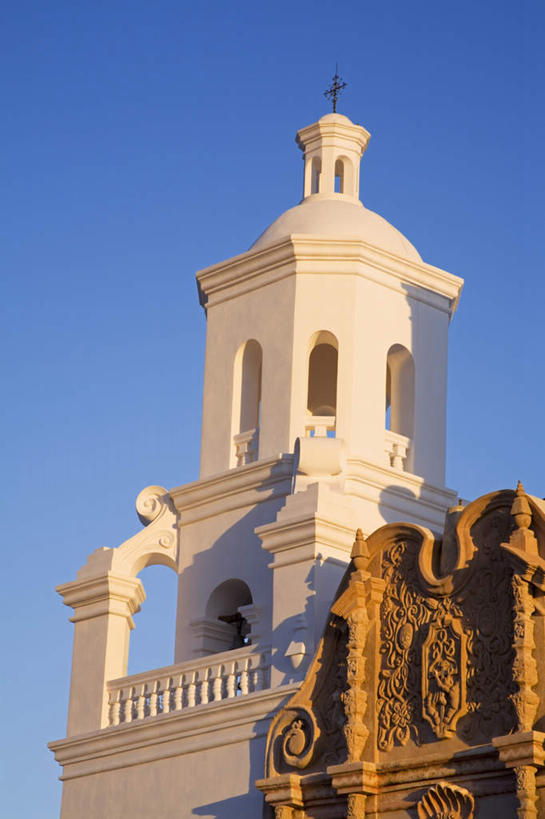 无人,教堂,竖图,室外,白天,仰视,旅游,度假,门,标志建筑,城市,地标,建筑,美国,阴影,节日,光线,十字架,影子,墙,拱门,文化,娱乐,建设,墙壁,墙面,蓝色,蓝天,天空,阳光,门框,天,祈祷,享受,休闲,健康,旅游胜地,放松,许愿,宗教,信仰,晴朗,纪念,祈求,亚利桑那,北美,北美洲,基督教,天主教,美洲,信念,亚利桑那州,万里无云,大峡谷之州,北亚美利加洲,亚美利加洲,土桑,平安,晴空,晴空万里,彩图,低角度拍摄,大教堂,礼拜堂