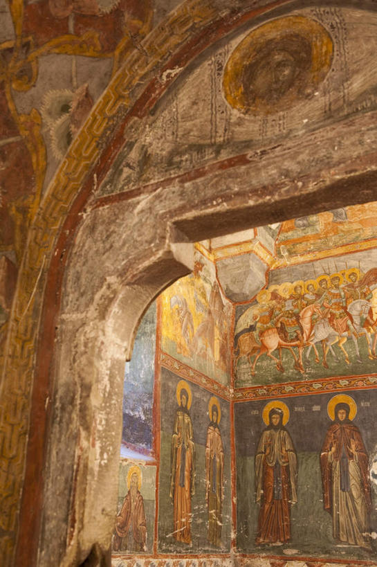 西方人,无人,教堂,站,竖图,室内,白天,正面,民族服装,旅游,度假,绘画,门,标志建筑,地标,建筑,欧洲,罗马尼亚,欧洲人,节日,艺术,装饰,墙,拱门,许多人,注视,文化,娱乐,建设,壁画,墙壁,墙面,门框,观察,看,祈祷,站着,一群人,享受,休闲,健康,旅游胜地,放松,许愿,宗教,信仰,观看,纪念,华丽,修饰,祈求,点缀,察看,基督教,关注,天主教,信念,东欧,衬托,美观,雅致,雅观,苏恰瓦,苏恰瓦县,平安,男人,男性,女人,女性,中年男性,中年女性,白种人,画画,站立,彩图,全身,传统服装,民俗服,大教堂,礼拜堂