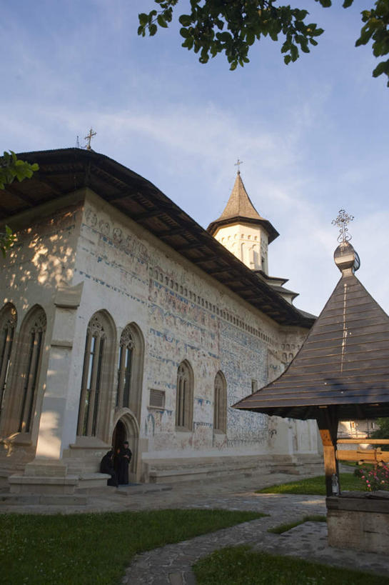 西方人,两个人,尼姑,站,坐,竖图,室外,白天,仰视,旅游,度假,草地,草坪,植物,窗户,楼梯,门,标志建筑,地标,建筑,欧洲,罗马尼亚,欧洲人,阴影,服装,节日,光线,长袍,十字架,影子,阶梯,墙,屋顶,云,云朵,云彩,顶棚,注视,文化,娱乐,建设,玻璃窗,墙壁,墙面,台阶,草,衣服,蓝色,绿色,白云,蓝天,天空,阳光,门框,天,观察,看,祈祷,站着,享受,休闲,健康,旅游胜地,放松,许愿,宗教,服饰,信仰,晴朗,观看,纪念,祈求,察看,基督教,衣着,穿着,关注,天主教,修道院,信念,东欧,衣饰,神学院,修院,隐修院,平安,女人,女性,中年女性,白种人,晴空,比丘尼,佛姑,沙门尼,沙弥尼,修女,耶姑,站立,坐着,半身,彩图,低角度拍摄