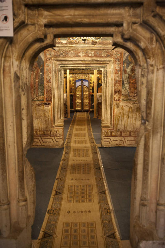 无人,竖图,俯视,室内,白天,旅游,度假,地毯,门,标志建筑,地标,建筑,欧洲,罗马尼亚,阴影,节日,装饰,编织,光线,影子,手工艺品,墙,拱门,走道,走廊,过道,灯光,织物,文化,娱乐,建设,墙壁,墙面,工艺品,门框,祈祷,享受,休闲,健康,旅游胜地,放松,许愿,宗教,信仰,纪念,华丽,修饰,祈求,点缀,基督教,天主教,修道院,信念,东欧,衬托,美观,雅致,雅观,神学院,修院,隐修院,布科维纳,平安,彩图,高角度拍摄