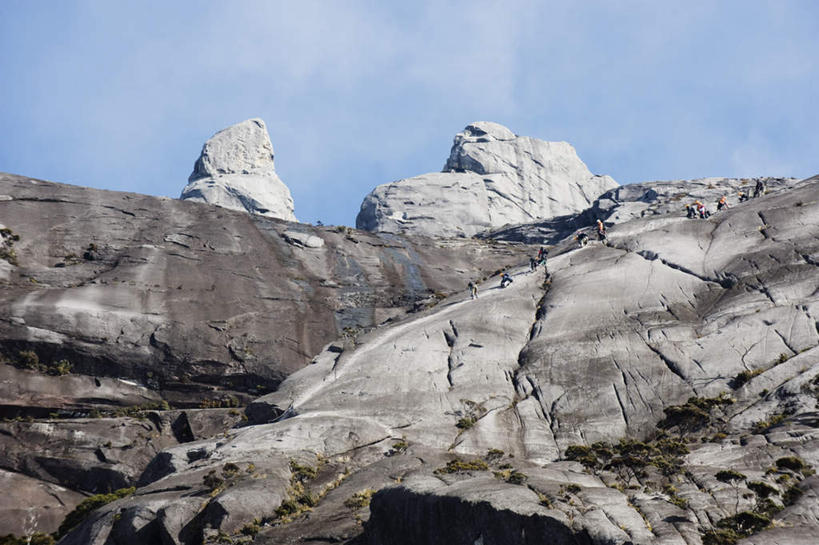 西方人,伙伴,朋友,公园,攀登,横图,室外,白天,仰视,运动服,旅游,度假,友谊,石头,美景,山,山脉,欧洲,马来西亚,欧洲人,亚洲,阴影,服装,光线,石子,影子,景观,山峰,云,云朵,山峦,许多人,云彩,注视,娱乐,衣服,蓝色,白云,蓝天,天空,阳光,自然,群山,天,低头,观察,看,一群人,享受,休闲,陡峭,爬,景色,放松,服饰,东南亚,晴朗,观看,察看,国家公园,衣着,穿着,关注,自然风光,婆罗洲,衣饰,加里曼丹岛,婆罗洲岛,笔陡,峻峭,马来西亚联邦,沙巴州,沙巴,基纳巴卢公园,基纳巴卢国家公园,京拿峇鲁国家公园,友情,男人,男性,女人,女性,中年男性,中年女性,白种人,石块,岩石,晴空,攀爬,彩图,低角度拍摄,全身,运动装