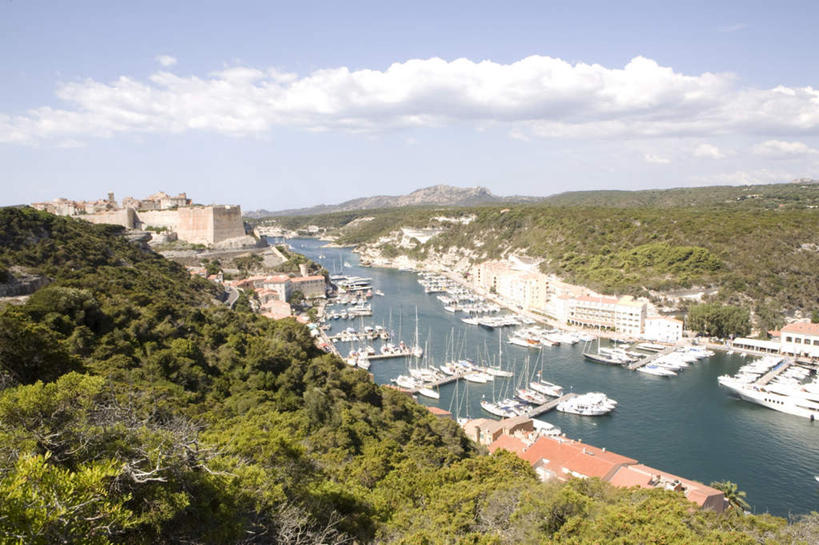 无人,家,码头,横图,俯视,航拍,室外,白天,度假,美景,山,山脉,树林,植物,城市风光,城市,港口,轮船,船,法国,欧洲,一排,许多,阴影,整齐,光线,影子,房屋,屋子,景观,山峰,云,云朵,山峦,云彩,娱乐,楼房,住宅,树,树木,排列,蓝色,绿色,白云,蓝天,天空,阳光,自然,交通工具,群山,天,享受,休闲,景色,放松,生长,晴朗,成长,科西嘉,科西嘉岛,鸟瞰,队列,载具,法兰西共和国,法兰西第五共和国,博尼法乔,科西嘉大区,晴空,彩图,高角度拍摄,房子,摆渡口,埠头,渡口,渡头,港湾,海港,货运码头,口岸,商港