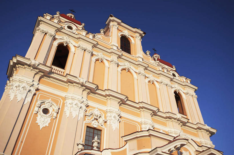 无人,教堂,横图,室外,白天,仰视,旅游,度假,门,标志建筑,地标,建筑,欧洲,立陶宛,阴影,节日,装饰,光线,影子,墙,首都,文化,娱乐,建设,墙壁,墙面,蓝色,蓝天,天空,阳光,天,祈祷,享受,休闲,健康,旅游胜地,放松,许愿,宗教,信仰,晴朗,纪念,华丽,修饰,祈求,点缀,信念,万里无云,衬托,美观,雅致,雅观,立陶宛共和国,维尔纽斯,平安,晴空,晴空万里,彩图,低角度拍摄,大教堂,礼拜堂