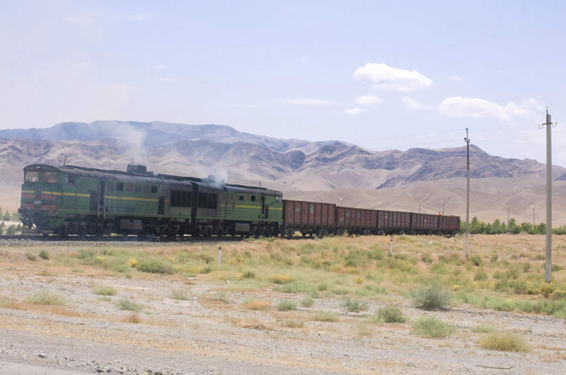 无人,横图,室外,白天,正面,旅游,度假,草地,草坪,石头,美景,山,山脉,植物,路,铁路,火车,土库曼斯坦,亚洲,一辆,阴影,电力,光线,电线,电线杆,石子,线,影子,景观,山峰,云,云朵,电能,轨道,交通,铁轨,山峦,线路,云彩,娱乐,车,草,蓝色,绿色,白云,蓝天,天空,阳光,交通工具,群山,天,享受,休闲,景色,放松,运输,晴朗,电,电源,中亚,自然风光,载具,能量,土库曼,石块,岩石,晴空,彩图