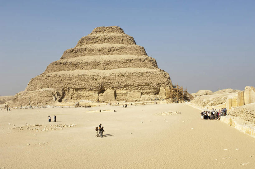 西方人,走,横图,室外,白天,正面,旅游,度假,名胜古迹,沙漠,地标,欧洲,非洲,埃及,黑人,欧洲人,阴影,服装,遗迹,光线,影子,许多人,注视,休闲装,古迹,历史,文物,娱乐,古建筑,衣服,蓝色,蓝天,天空,阳光,天,观察,看,一群人,享受,休闲,休闲服,旅游胜地,金字塔,放松,服饰,晴朗,观看,察看,古埃及,关注,古文明,北非,萨卡拉,万里无云,古代七大奇迹,阿拉伯埃及共和国,金字塔之国,棉花之国,阿非利加洲,阶梯金字塔,塞加拉,圣卡拉梯形金字塔,男人,男性,女人,女性,中年男性,中年女性,非洲人,大漠,砂漠,晴空,晴空万里,步行,散步,走路,彩图,全身,标志性建筑