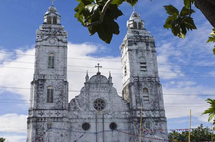 无人,教堂,横图,室外,白天,仰视,旅游,度假,植物,标志建筑,地标,建筑,叶子,萨摩亚,阴影,节日,光线,影子,云,云朵,绿叶,云彩,文化,娱乐,建设,树,树木,蓝色,绿色,白云,蓝天,天空,阳光,自然,天,祈祷,享受,休闲,健康,嫩叶,旅游胜地,放松,许愿,宗教,信仰,生长,晴朗,成长,纪念,祈求,太平洋,信念,萨摩亚独立国,萨摩亚塔拉,萨瓦伊岛,西萨摩亚,平安,叶,叶片,晴空,彩图,低角度拍摄,大教堂,礼拜堂