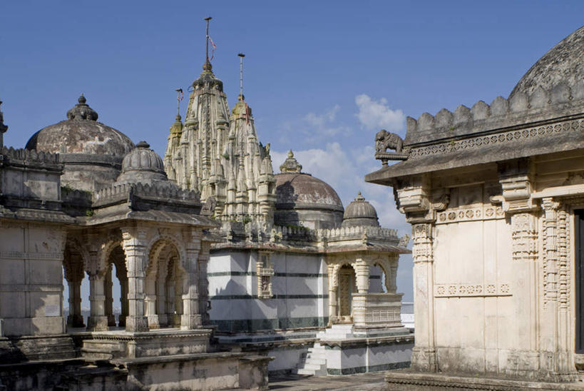 无人,寺庙,横图,室外,白天,正面,旅游,度假,标志建筑,地标,建筑,印度,亚洲,一排,阴影,节日,整齐,光线,影子,柱子,墙,云,云朵,燃烧,云彩,文化,娱乐,建设,墙壁,墙面,排列,蓝色,白云,蓝天,天空,阳光,香火,庙宇,天,祈祷,享受,休闲,健康,旅游胜地,放松,许愿,宗教,信仰,晴朗,纪念,华丽,祈求,队列,南亚,印度共和国,富丽,华美,古吉拉特,古吉拉特邦,平安,晴空,彩图,庙,寺