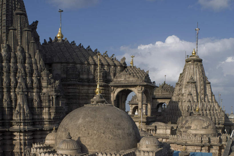 无人,寺庙,横图,室外,白天,正面,旅游,度假,标志建筑,地标,建筑,印度,亚洲,阴影,节日,光线,影子,墙,云,云朵,燃烧,云彩,文化,娱乐,建设,墙壁,墙面,蓝色,白云,蓝天,天空,阳光,香火,庙宇,天,祈祷,享受,休闲,健康,旅游胜地,放松,许愿,宗教,信仰,晴朗,纪念,华丽,祈求,南亚,印度共和国,富丽,华美,古吉拉特,古吉拉特邦,平安,晴空,彩图,庙,寺