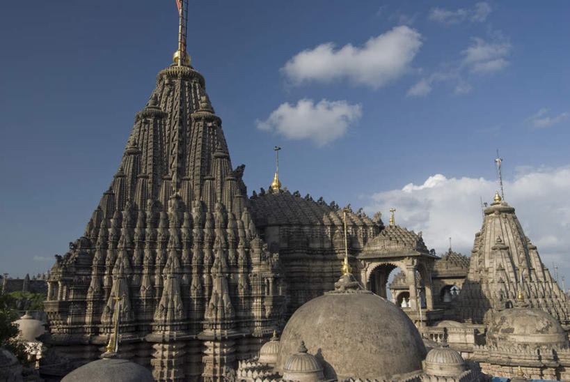 无人,寺庙,横图,室外,白天,正面,旅游,度假,标志建筑,地标,建筑,印度,亚洲,阴影,节日,光线,影子,墙,云,云朵,燃烧,云彩,文化,娱乐,建设,墙壁,墙面,蓝色,白云,蓝天,天空,阳光,香火,庙宇,天,祈祷,享受,休闲,健康,旅游胜地,放松,许愿,宗教,信仰,晴朗,纪念,华丽,祈求,南亚,印度共和国,富丽,华美,古吉拉特,古吉拉特邦,平安,晴空,彩图,庙,寺