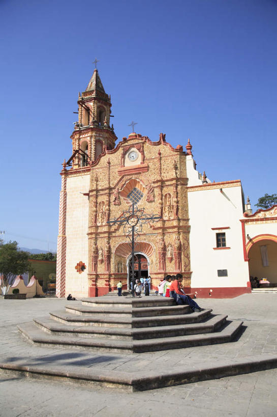 无人,教堂,竖图,室外,白天,仰视,旅游,度假,山,山脉,植物,楼梯,标志建筑,地标,建筑,雕塑,墨西哥,阴影,节日,艺术,装饰,光线,雕刻,雕像,十字架,影子,阶梯,山峰,拱门,山峦,文化,娱乐,建设,台阶,树,树木,蓝色,绿色,蓝天,天空,阳光,自然,工艺品,群山,天,祈祷,享受,休闲,健康,旅游胜地,放松,许愿,宗教,信仰,生长,晴朗,成长,纪念,祈求,美术,北美,北美洲,主题,美洲,陈列,信念,万里无云,功能,美学,北亚美利加洲,亚美利加洲,墨西哥合众国,仙人掌王国,克雷塔罗,克雷塔罗州,平安,晴空,晴空万里,彩图,低角度拍摄,大教堂,礼拜堂