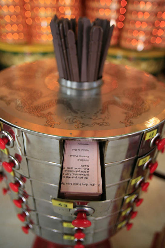 无人,竖图,俯视,室内,特写,白天,马来西亚,亚洲,一堆,阴影,堆叠,堆积,节日,朦胧,模糊,光线,木制,英文,标志,桶,文字,影子,字符,字母,首都,文化,标识,排列,木制品,容器,祈祷,签,健康,许愿,宗教,东南亚,信仰,纪念,储藏,堆,英文字母,祈求,储存,吉隆坡,摆列,马来西亚联邦,平安,彩图,高角度拍摄,布列,分列,贮存