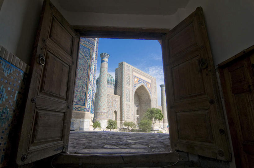 无人,宫殿,横图,室内,白天,仰视,旅游,度假,森林,树林,植物,门,标志建筑,地标,建筑,乌兹别克斯坦,亚洲,阴影,朦胧,模糊,光线,影子,云,云朵,塔,云彩,娱乐,建设,树,树木,蓝色,绿色,白云,蓝天,天空,阳光,自然,门框,天,打开,享受,休闲,旅游胜地,放松,生长,晴朗,成长,中亚,开启,乌兹别克斯坦共和国,撒马尔罕,撒马尔罕州,晴空,彩图,低角度拍摄