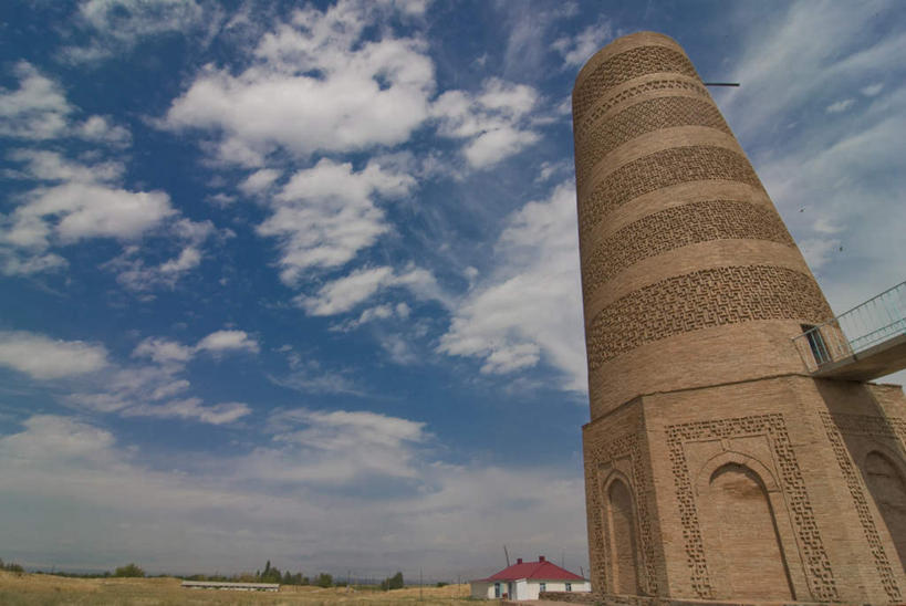 无人,家,横图,室外,白天,仰视,旅游,度假,草地,草坪,植物,标志建筑,地标,建筑,吉尔吉斯斯坦,亚洲,阴影,光线,影子,房屋,屋子,云,云朵,塔,云彩,娱乐,建设,楼房,住宅,草,树,树木,蓝色,绿色,白云,蓝天,天空,阳光,自然,天,享受,休闲,旅游胜地,放松,生长,成长,中亚,吉尔吉斯斯坦共和国,彩图,低角度拍摄,房子