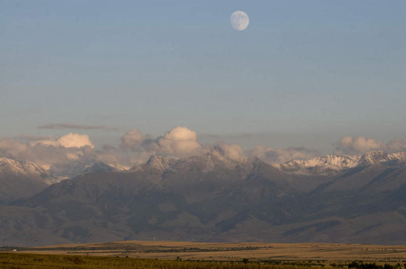 无人,横图,室外,白天,正面,旅游,度假,美景,山,山脉,田园,吉尔吉斯斯坦,亚洲,阴影,光线,影子,景观,山峰,云,云朵,满月,山峦,云彩,娱乐,蓝色,白云,蓝天,天空,阳光,自然,群山,天,享受,休闲,景色,放松,中亚,自然风光,吉尔吉斯斯坦共和国,彩图