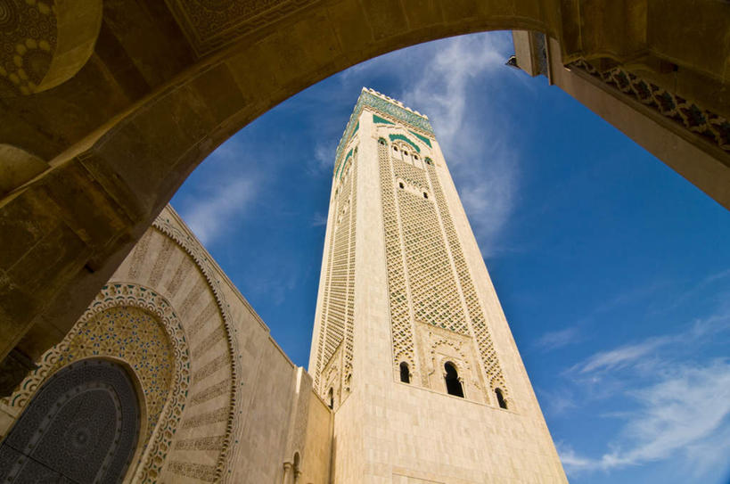 无人,横图,室外,白天,仰视,旅游,度假,名胜古迹,门,标志建筑,地标,建筑,非洲,摩洛哥,阴影,节日,遗迹,光线,影子,墙,云,云朵,拱门,云彩,古迹,文化,文物,娱乐,建设,古建筑,墙壁,墙面,蓝色,白云,蓝天,天空,阳光,门框,天,祈祷,享受,休闲,健康,旅游胜地,放松,许愿,宗教,信仰,晴朗,纪念,祈求,伊斯兰教,清真寺,古文明,阿非利加洲,摩洛哥王国,卡萨布兰卡,达尔贝达,摩洛哥肺叶,哈桑二世清真寺,平安,晴空,彩图,低角度拍摄