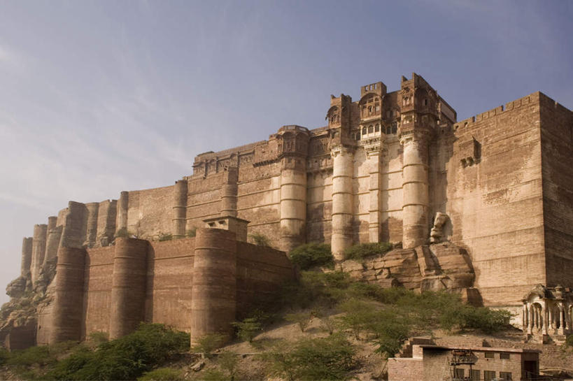 无人,横图,室外,白天,仰视,旅游,度假,名胜古迹,植物,标志建筑,地标,建筑,印度,亚洲,阴影,朦胧,模糊,遗迹,光线,影子,堡垒,城堡,古迹,文物,娱乐,建设,古建筑,树,树木,蓝色,绿色,蓝天,天空,阳光,自然,天,享受,休闲,旅游胜地,放松,生长,晴朗,成长,要塞,南亚,古文明,万里无云,拉贾斯坦邦,拉贾斯坦,印度共和国,焦特布尔,梅兰加尔古堡,设防,佐德普尔,晴空,晴空万里,彩图,低角度拍摄