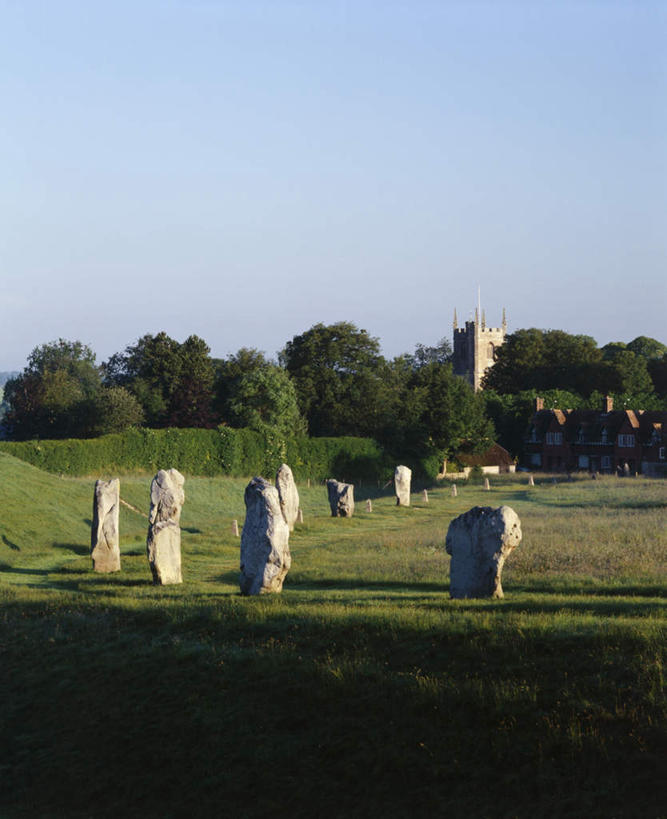 无人,教堂,竖图,室外,白天,仰视,旅游,度假,草地,草坪,石头,名胜古迹,植物,标志建筑,地标,建筑,英国,欧洲,阴影,节日,朦胧,模糊,遗迹,光线,石子,影子,古迹,文化,文物,娱乐,建设,古建筑,草,树,树木,蓝色,绿色,蓝天,天空,阳光,自然,天,祈祷,享受,休闲,健康,旅游胜地,放松,许愿,宗教,信仰,生长,晴朗,成长,纪念,祈求,西欧,大不列颠,信念,古文明,大不列颠及北爱尔兰联合王国,万里无云,大不列颠联合王国,日不落英帝国,威尔特郡,埃夫伯里,平安,石块,岩石,晴空,晴空万里,彩图,低角度拍摄,大教堂,礼拜堂