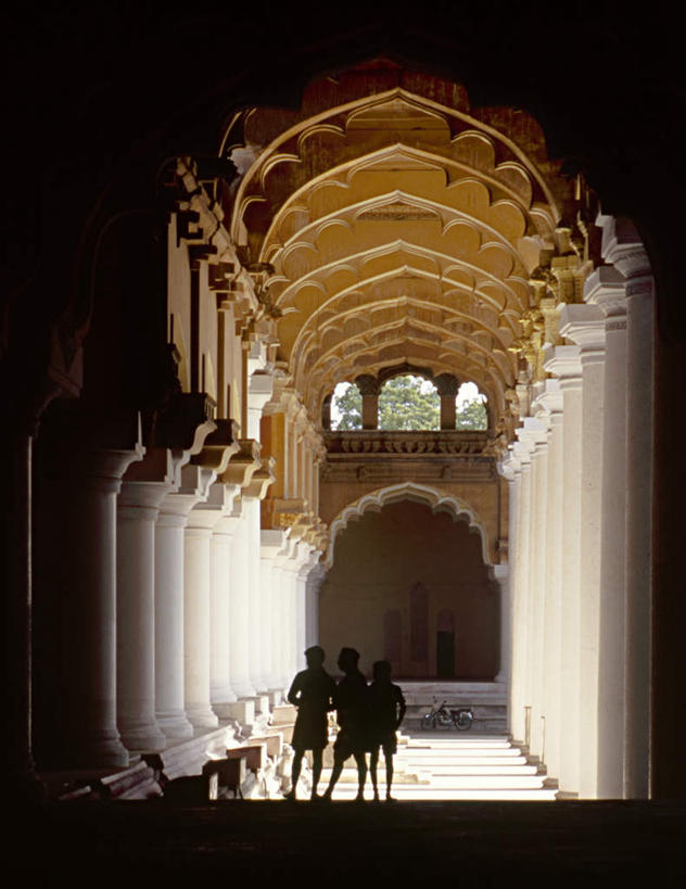 三个人,伙伴,朋友,宫殿,站,竖图,室内,白天,仰视,旅游,度假,友谊,天花板,标志建筑,地标,建筑,印度,亚洲,一排,阴影,服装,朦胧,模糊,整齐,光线,影子,柱子,背光,注视,休闲装,娱乐,建设,排列,衣服,阳光,观察,看,站着,享受,休闲,休闲服,旅游胜地,放松,服饰,观看,察看,队列,关注,南亚,逆光,印度共和国,泰米尔纳德邦,泰米尔纳德,马杜赖,友情,男人,男性,中年男性,亚洲人,印度人,站立,彩图,低角度拍摄,全身