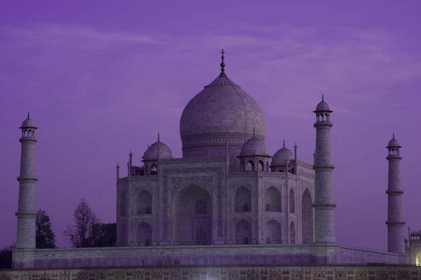 无人,横图,室外,白天,仰视,旅游,度假,名胜古迹,日落,植物,地标,泰姬陵,印度,亚洲,一排,朦胧,模糊,遗迹,整齐,墙,晚霞,霞光,落日,古迹,文物,娱乐,古建筑,墙壁,墙面,树,树木,排列,绿色,紫色,白色,自然,黄昏,享受,休闲,旅游胜地,彩霞,放松,生长,成长,陵墓,队列,南亚,古文明,世界文化遗产,泰姬.马哈尔陵,伊斯兰建筑,泰姬玛哈,世界七大奇迹,夕照,泰吉.玛哈尔陵,夕阳,彩图,低角度拍摄,斜阳,标志性建筑