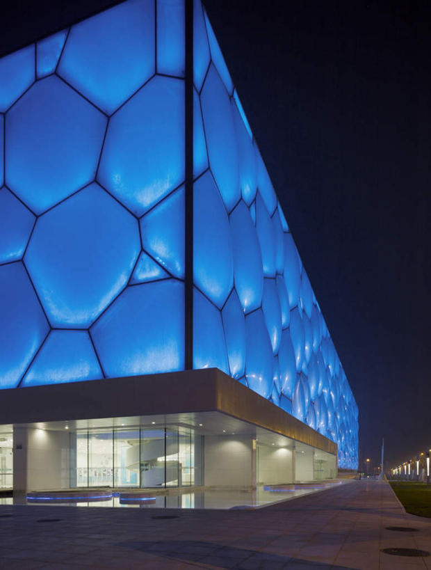 无人,体育馆,运动场,竖图,室外,夜晚,仰视,旅游,度假,标志建筑,地标,建筑,照明,北京,中国,亚洲,朦胧,模糊,彩灯,灯光,首都,娱乐,建设,体育场,灯,灯具,享受,休闲,旅游胜地,放松,花灯,照亮,照明设备,东亚,中华人民共和国,北京市,京,北平,华北地区,运动馆,彩图,低角度拍摄,国家游泳中心,水立方