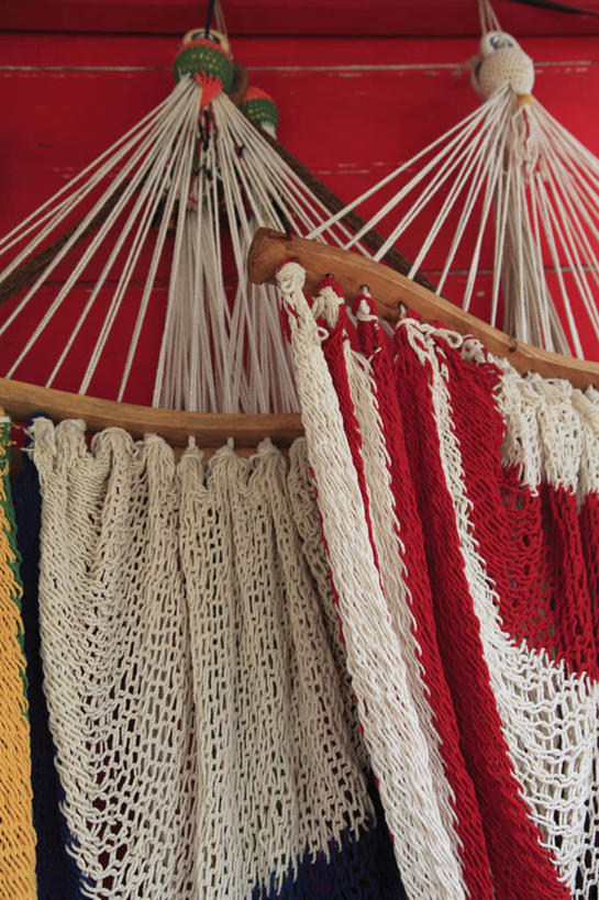 无人,家,竖图,室外,特写,白天,正面,度假,美景,床,吊床,城市风光,城市,尼加拉瓜,吊挂,悬挂,阴影,编织,光线,影子,房屋,墙,屋子,景观,挂,娱乐,楼房,墙壁,墙面,住宅,三个,红色,阳光,绳子,享受,休闲,景色,放松,绳索,北美,北美洲,安逸,美洲,北亚美利加洲,亚美利加洲,安适,清闲,尼加拉瓜共和国,彩图,房子