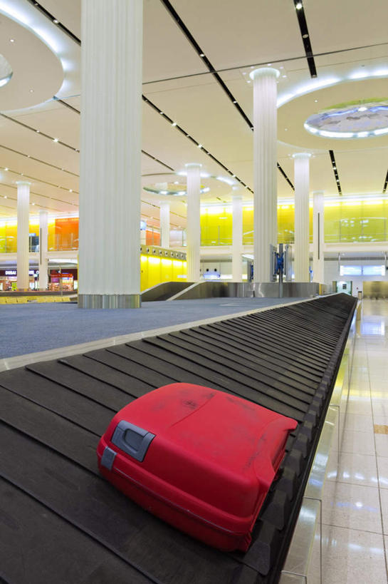 无人,机场,搬运,竖图,室外,白天,正面,旅游,度假,飞机场,阿联酋,亚洲,阴影,传输,光线,拉杆箱,旅行箱,影子,柱子,娱乐,红色,阳光,行李箱,箱子,享受,休闲,放松,倾倒,运输,出差,传送带,便利,传送,载具,西亚,传输带,阿拉伯联合酋长国,迪拜,方便,杜拜,航空站,空港,彩图,旅行