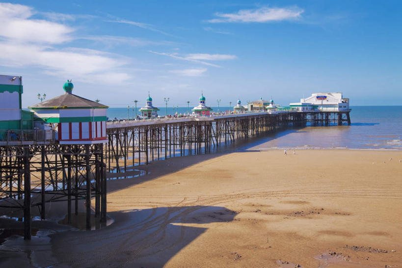 无人,家,横图,室外,白天,正面,旅游,度假,海浪,海洋,沙滩,标志建筑,地标,建筑,英国,欧洲,阴影,光线,木板,沙子,影子,房屋,屋子,海岸,浪花,云,云朵,桥,木桥,沙地,云彩,娱乐,建设,楼房,英格兰,住宅,栈桥,蓝色,白云,蓝天,天空,阳光,海水,天,享受,休闲,旅游胜地,放松,晴朗,人行桥,木板桥,西欧,大不列颠,海景,大不列颠及北爱尔兰联合王国,大不列颠联合王国,日不落英帝国,布莱克浦,布莱克浦塔,兰开夏郡,大海,风浪,海,海水的波动,海滩,近岸浪,涌浪,晴空,彩图,房子