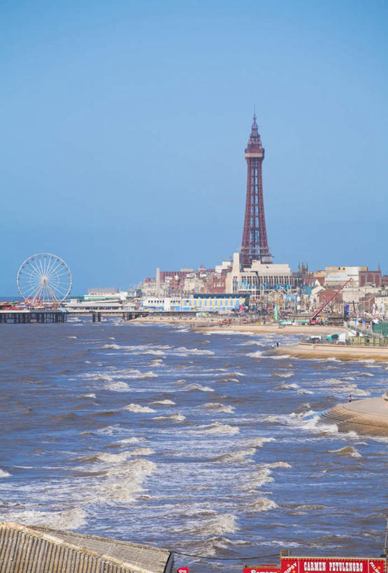 无人,高楼大厦,竖图,室外,白天,正面,旅游,度假,海浪,海洋,美景,沙滩,城市风光,标志建筑,城市,大厦,地标,建筑,路灯,摩天大楼,照明,英国,欧洲,阴影,光线,沙子,影子,海岸,景观,浪花,摩天轮,塔,灯光,沙地,娱乐,建设,英格兰,灯,蓝色,蓝天,天空,阳光,海水,天,享受,休闲,旅游胜地,景色,放松,晴朗,照亮,照明设备,西欧,大不列颠,海景,大不列颠及北爱尔兰联合王国,万里无云,大不列颠联合王国,日不落英帝国,布莱克浦,布莱克浦塔,兰开夏郡,大海,风浪,海,海水的波动,海滩,近岸浪,涌浪,晴空,晴空万里,彩图,大楼,高层建筑,高楼,摩天楼