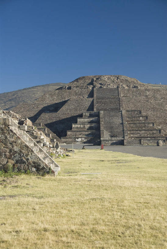 无人,寺庙,竖图,室外,白天,正面,旅游,度假,名胜古迹,植物,城市,道路,地标,路,墨西哥,阴影,节日,枯萎,遗迹,光线,三角形,影子,小路,枯草,交通,首都,燃烧,古迹,历史,文化,文物,娱乐,古建筑,草,黄色,蓝色,蓝天,天空,阳光,香火,庙宇,天,祈祷,享受,休闲,健康,旅游胜地,金字塔,放松,许愿,宗教,信仰,晴朗,纪念,祈求,北美,陵墓,北美洲,玛雅金字塔,美洲,古文明,万里无云,墨西哥城,特奥蒂瓦坎,方锥形,北亚美利加洲,亚美利加洲,墨西哥合众国,仙人掌王国,阿兹特克金字塔,阿兹特克金字塔大神庙,狄奥提瓦康,迪奥狄华肯,联邦区,特奥蒂瓦坎古城,月亮金字塔,平安,晴空,晴空万里,彩图,庙,寺,标志性建筑