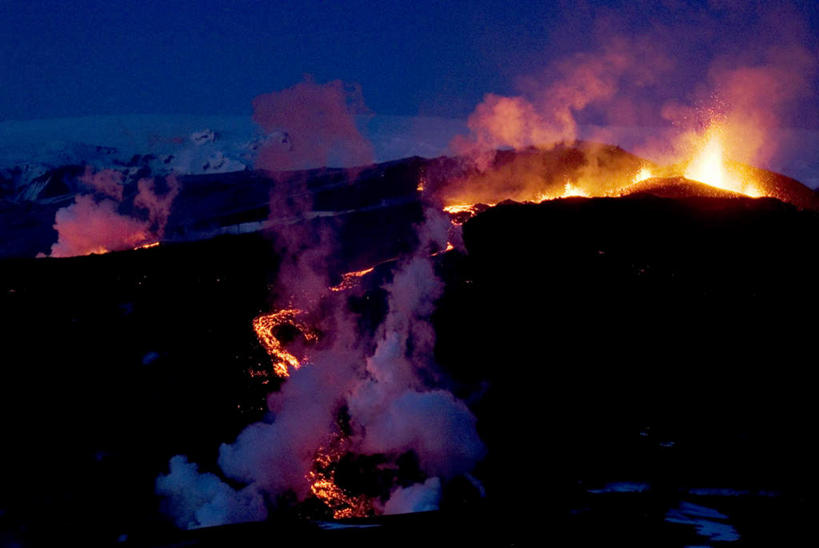 无人,横图,俯视,室外,夜晚,旅游,度假,热情,火山,石头,美景,山,山脉,火,欧洲,冰岛,飞溅,溅,火焰,石子,液体,景观,山顶,山峰,山峦,燃烧,娱乐,自然,群山,享受,休闲,烟,景色,放松,喷洒,自然风光,北欧,爆发,沉积岩,冰岛共和国,颠峰,极峰,暴发,发作,水成岩,活火山,石块,死火山,休眠火山,岩石,彩图,高角度拍摄