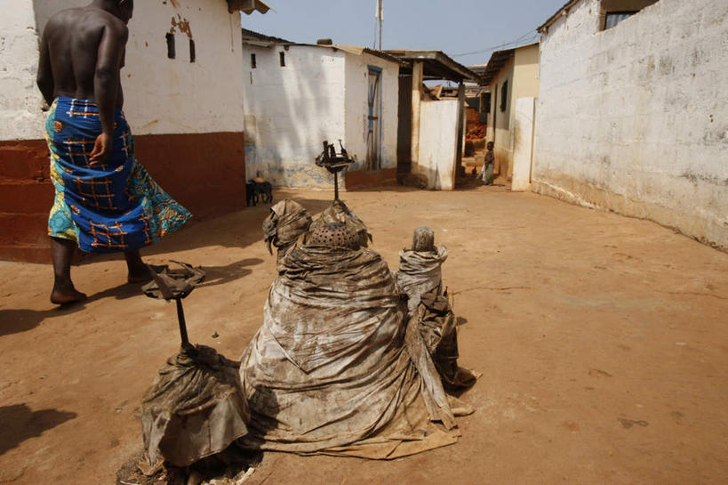 西方人,一个人,家,走,横图,室外,白天,民族服装,度假,美景,城市风光,城市,道路,路,欧洲,非洲,黑人,欧洲人,仅一个男性,仅一个人,仅一个中年男性,阴影,服装,光线,影子,房屋,墙,屋子,景观,小路,交通,注视,娱乐,楼房,墙壁,墙面,住宅,背面,衣服,蓝色,蓝天,天空,阳光,天,观察,看,享受,休闲,景色,放松,服饰,晴朗,观看,察看,衣着,穿着,关注,万里无云,阿非利加洲,衣饰,多哥共和国,洛美,男人,男性,中年男性,非洲人,晴空,晴空万里,步行,散步,走路,彩图,全身,传统服装,民俗服,房子