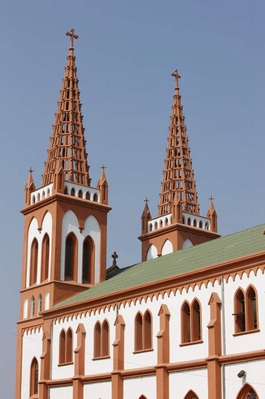 无人,教堂,竖图,室外,白天,正面,旅游,度假,窗户,标志建筑,地标,建筑,非洲,一排,阴影,节日,整齐,并列,并排,光线,影子,墙,文化,娱乐,建设,玻璃窗,墙壁,墙面,排列,蓝色,蓝天,天空,阳光,天,祈祷,享受,休闲,健康,旅游胜地,放松,许愿,宗教,信仰,晴朗,纪念,祈求,基督教,队列,天主教,平行,信念,万里无云,阿非利加洲,多哥共和国,洛美,平安,晴空,晴空万里,彩图,大教堂,礼拜堂