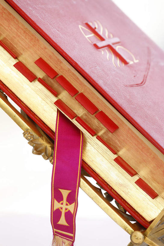 无人,竖图,俯视,室外,特写,白天,白色背景,旅游,度假,书籍,法国,巴黎,欧洲,节日,十字架,圣经,书签,首都,文化,娱乐,红色,祈祷,享受,休闲,健康,放松,许愿,宗教,信仰,纪念,祈求,基督教,天主教,法兰西共和国,法兰西第五共和国,平安,书,图书,彩图,高角度拍摄