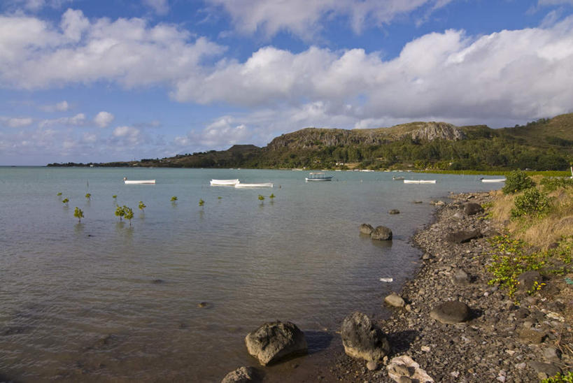 无人,横图,俯视,室外,白天,旅游,度假,海浪,海洋,石头,美景,沙滩,山,山脉,非洲,毛里求斯,阴影,朦胧,模糊,光线,沙子,石子,影子,海岸,景观,浪花,山峰,云,云朵,沙地,山峦,云彩,娱乐,蓝色,白云,蓝天,天空,阳光,自然,海水,群山,天,享受,休闲,景色,放松,晴朗,自然风光,海景,阿非利加洲,毛里求斯共和国,罗德里格斯岛,大海,风浪,海,海水的波动,海滩,近岸浪,石块,岩石,涌浪,晴空,彩图,高角度拍摄
