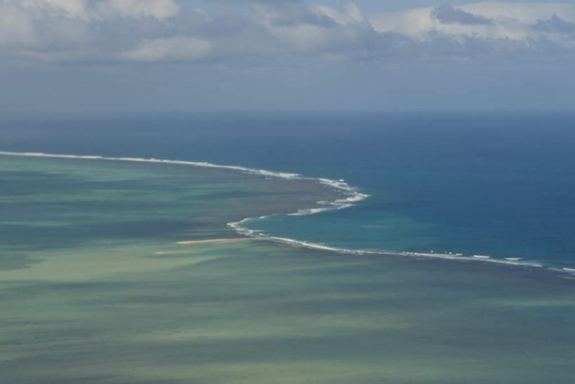 无人,横图,俯视,航拍,室外,白天,旅游,度假,海浪,海洋,美景,沙滩,非洲,毛里求斯,阴影,朦胧,模糊,光线,沙子,影子,海岸,景观,浪花,云,云朵,沙地,云彩,娱乐,蓝色,白云,蓝天,天空,阳光,自然,海水,天,享受,休闲,景色,放松,晴朗,鸟瞰,自然风光,海景,阿非利加洲,毛里求斯共和国,罗德里格斯岛,大海,风浪,海,海水的波动,海滩,近岸浪,涌浪,晴空,彩图,高角度拍摄