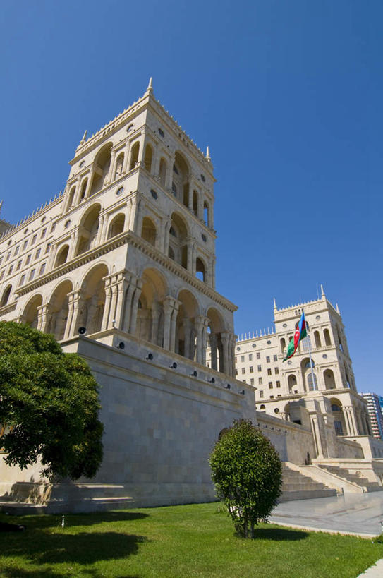 无人,高楼大厦,竖图,室外,白天,仰视,旅游,度假,草地,草坪,植物,标志建筑,大厦,道路,地标,建筑,路,摩天大楼,阿塞拜疆,亚洲,一排,阴影,朦胧,模糊,整齐,光线,影子,拱门,小路,交通,首都,娱乐,建设,草,树,树木,排列,蓝色,绿色,蓝天,天空,阳光,自然,楼宇,天,享受,休闲,旅游胜地,放松,生长,晴朗,成长,队列,西亚,万里无云,阿塞拜疆共和国,巴库,晴空,晴空万里,彩图,低角度拍摄,大楼,高层建筑,高楼,摩天楼