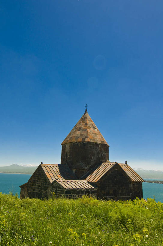 无人,教堂,竖图,室外,白天,正面,旅游,度假,草地,草坪,海浪,海洋,植物,窗户,门,标志建筑,地标,建筑,亚美尼亚,亚洲,阴影,波纹,节日,光线,十字架,影子,墙,屋顶,浪花,涟漪,顶棚,文化,娱乐,建设,玻璃窗,墙壁,墙面,草,蓝色,绿色,倒影,蓝天,水纹,天空,阳光,海水,门框,波浪,天,祈祷,享受,休闲,健康,旅游胜地,放松,许愿,宗教,信仰,晴朗,纪念,祈求,倒映,西亚,海景,信念,万里无云,水晕,反照,亚美尼亚共和国,平安,大海,风浪,海,海水的波动,近岸浪,涌浪,晴空,晴空万里,彩图,大教堂,礼拜堂