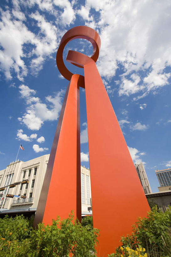 无人,高楼大厦,竖图,室外,白天,仰视,度假,办公楼,草地,草坪,美景,植物,窗户,门,城市风光,城市,大厦,建筑,摩天大楼,写字楼,雕塑,美国,阴影,艺术,装饰,光线,雕刻,雕像,影子,墙,屋顶,景观,云,云朵,云彩,顶棚,娱乐,玻璃窗,墙壁,墙面,草,一个,蓝色,绿色,白云,蓝天,天空,阳光,工艺品,门框,楼宇,天,享受,休闲,商务楼,景色,放松,晴朗,单个,纪念,美术,北美,北美洲,德克萨斯州,主题,美洲,陈列,德克萨斯,圣安东尼奥,得州,德州,得克萨斯州,孤星之州,功能,美学,北亚美利加洲,亚美利加洲,圣安东尼,圣安东尼奥市,晴空,彩图,低角度拍摄,大楼,高层建筑,高楼,摩天楼